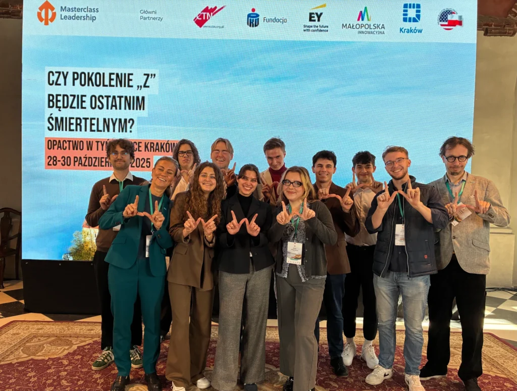 Grupa ludzi pozujących do zdjęcia