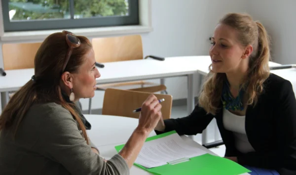 Kobiety dyskutują przy stole