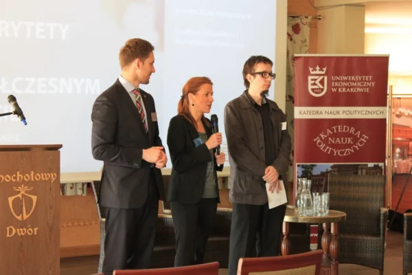 Prelegenci na scenie