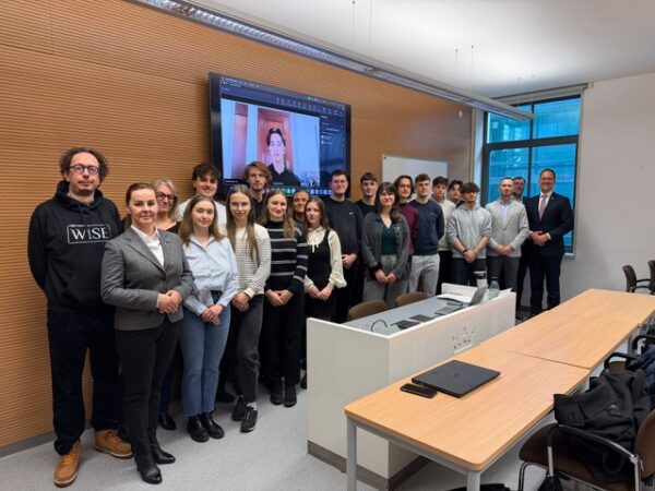 Grupa ludzi pozujących do zdjęcia