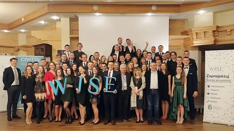 Grupa ludzi na sympozjum